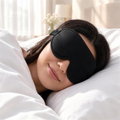 Mulher a dormir de máscara de seda num quarto luminoso