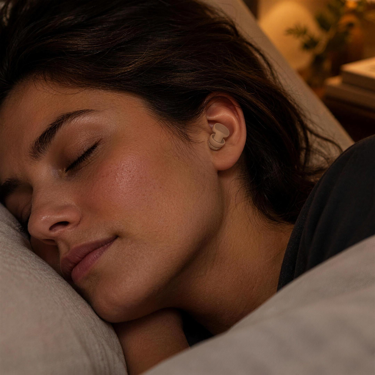 Pessoa a dormir de lado com tampão OPEIIN visível